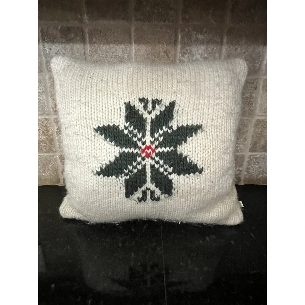 TARGET HEARTH & HAND WITH MAGNOLIA SNOWFLAKE‎ KNIT THROW PILLOW